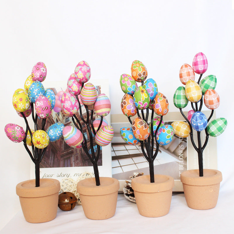 Dekorativer Blumentopf mit bunten Eierblüten Brehn
