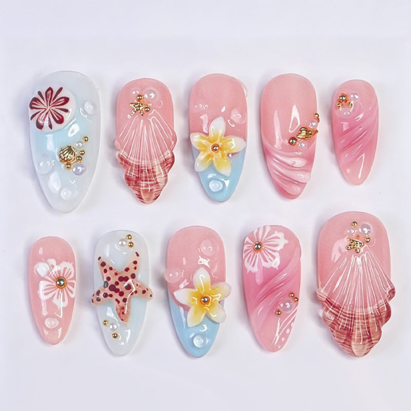 Kunstnagelset mit maritimen Designs und glitzernden Akzenten Brehn