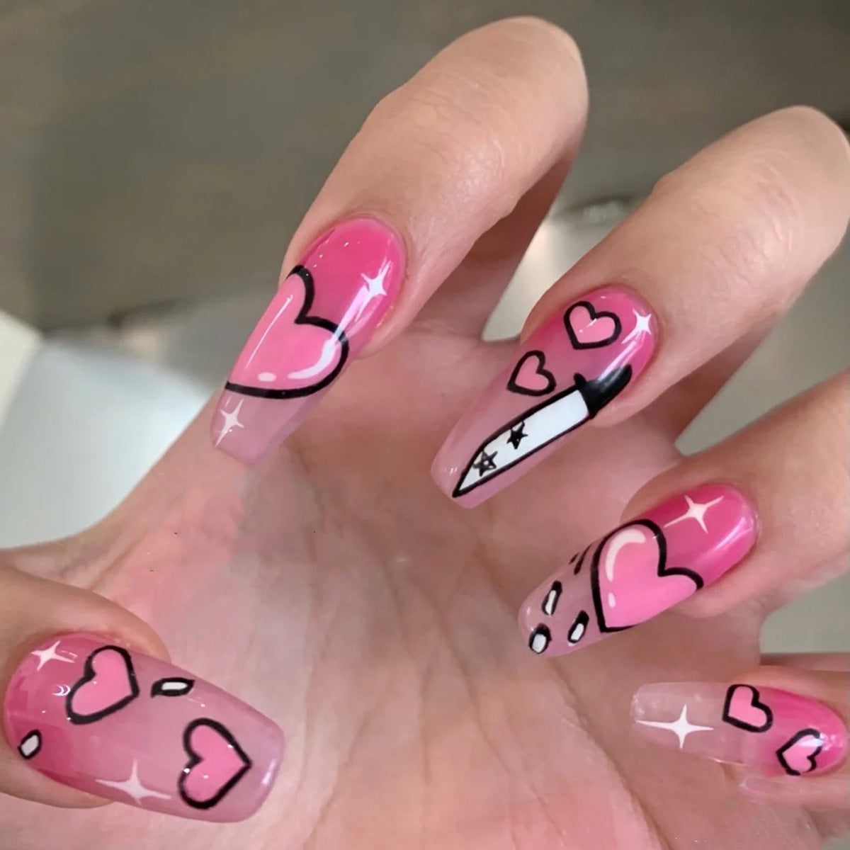 Kunstvolle Stiletto-Nägel mit romantischem Herzdesign Brehn
