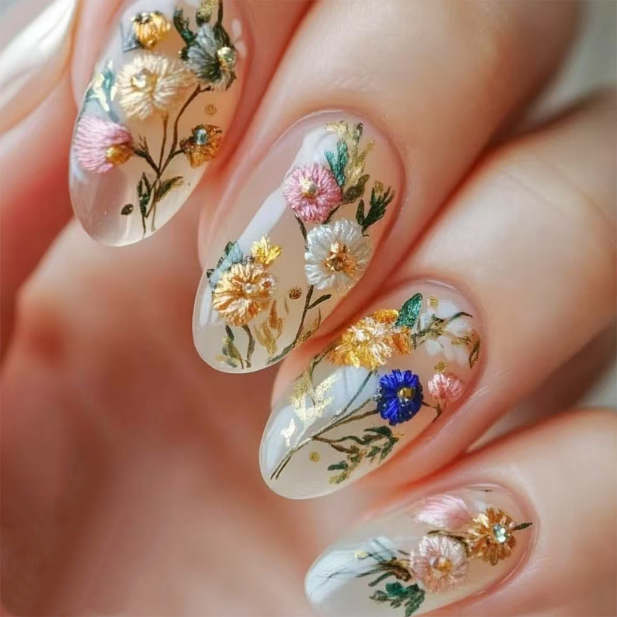Kunstfingernägel mit Floralen Motiven und Goldakzenten Brehn