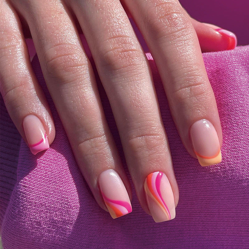 Kunstvolle Nagelkunst im modernen Wellen-Design Brehn