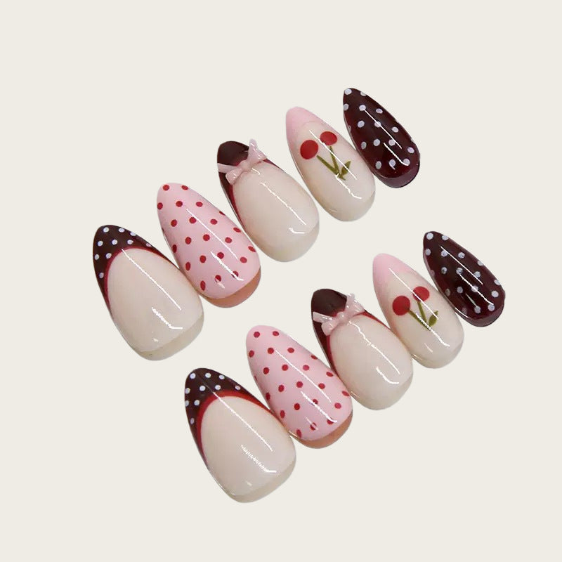 Kunstvoll gestaltete Nagelspitzen mit Kirsch- und Punkte-Motiven Brehn