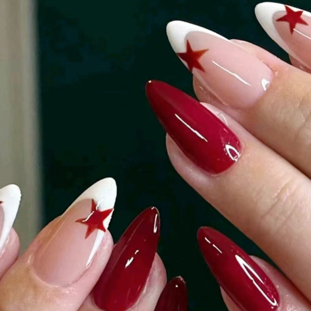 Kunstnagelset mit elegantem Rosenmuster und glamourösen Sternenakzenten Brehn