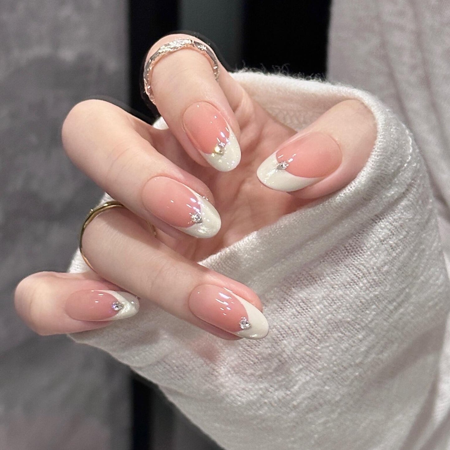 Kunstnägel mit Elegantem French-Style und Funkelnden Akzenten Brehn