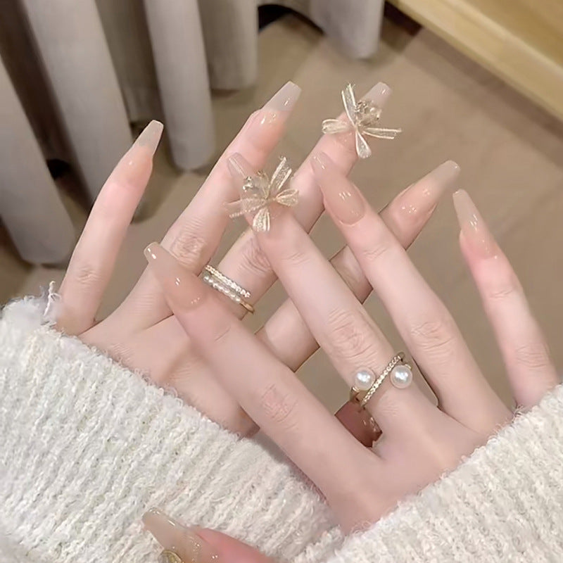 Kunstnagelset mit eleganten 3D-Bloßen und filigranen Akzenten Brehn