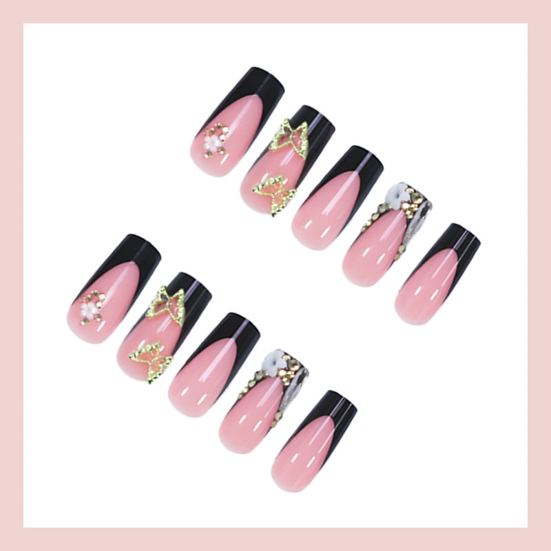 Kreatives Kunstnagelset mit romantischen Blumenmotiven und glamourösen Akzenten Brehn