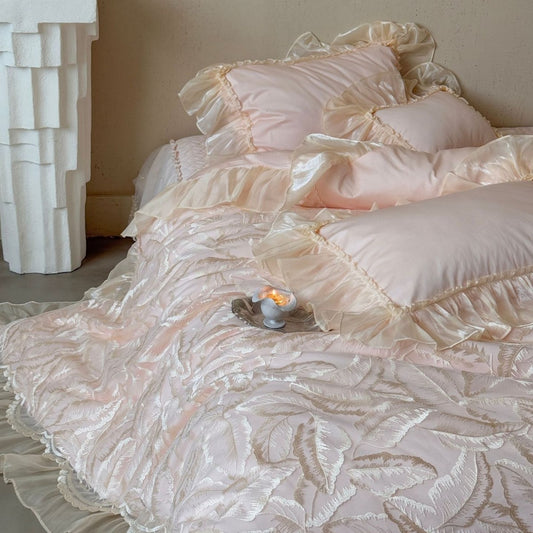 Opulente Satin-Bettgarnitur mit jacquardbestickter Tagesdecke und voluminösem Rüschensaum
