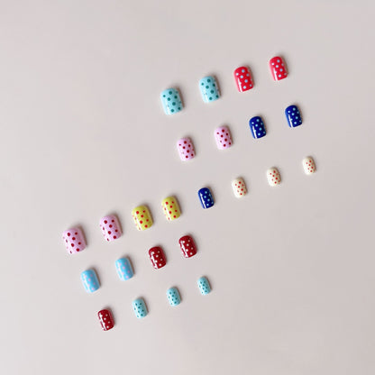 Kunstnagelset mit bunten Punkten und fröhlichen Designs Brehn