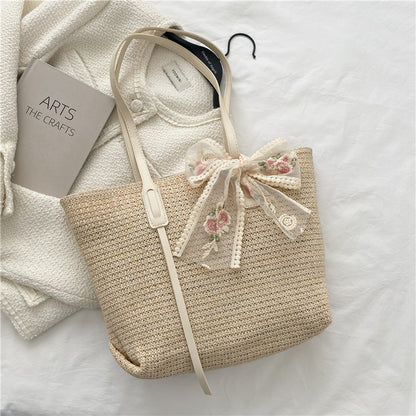 Elegante gewebte Strohtasche mit dekorativem Bogen