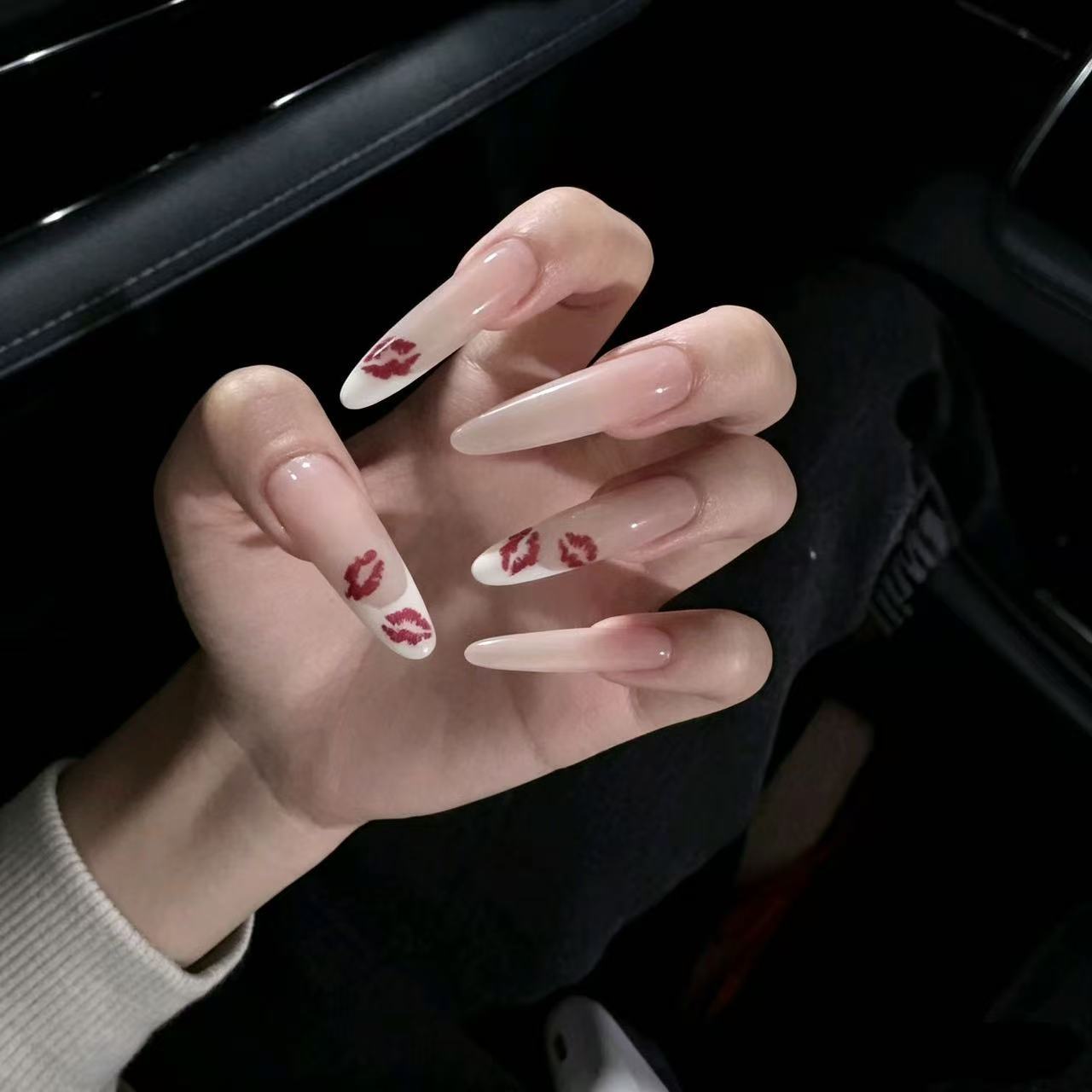 Künstlerische Lange Stiletto-Nagelverzierungen Brehn