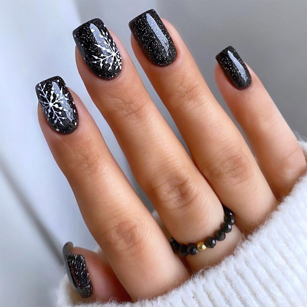 Künstlerisches Press-On Nagelset mit schickem Schneeflocken-Design Brehn