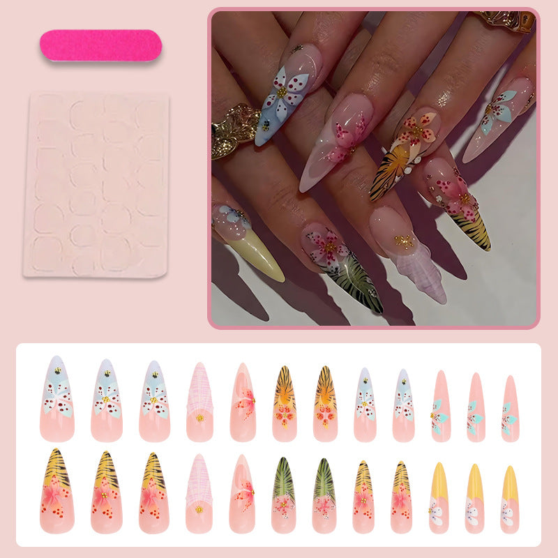 Kunstnagelset mit eleganten floralen Designs Brehn