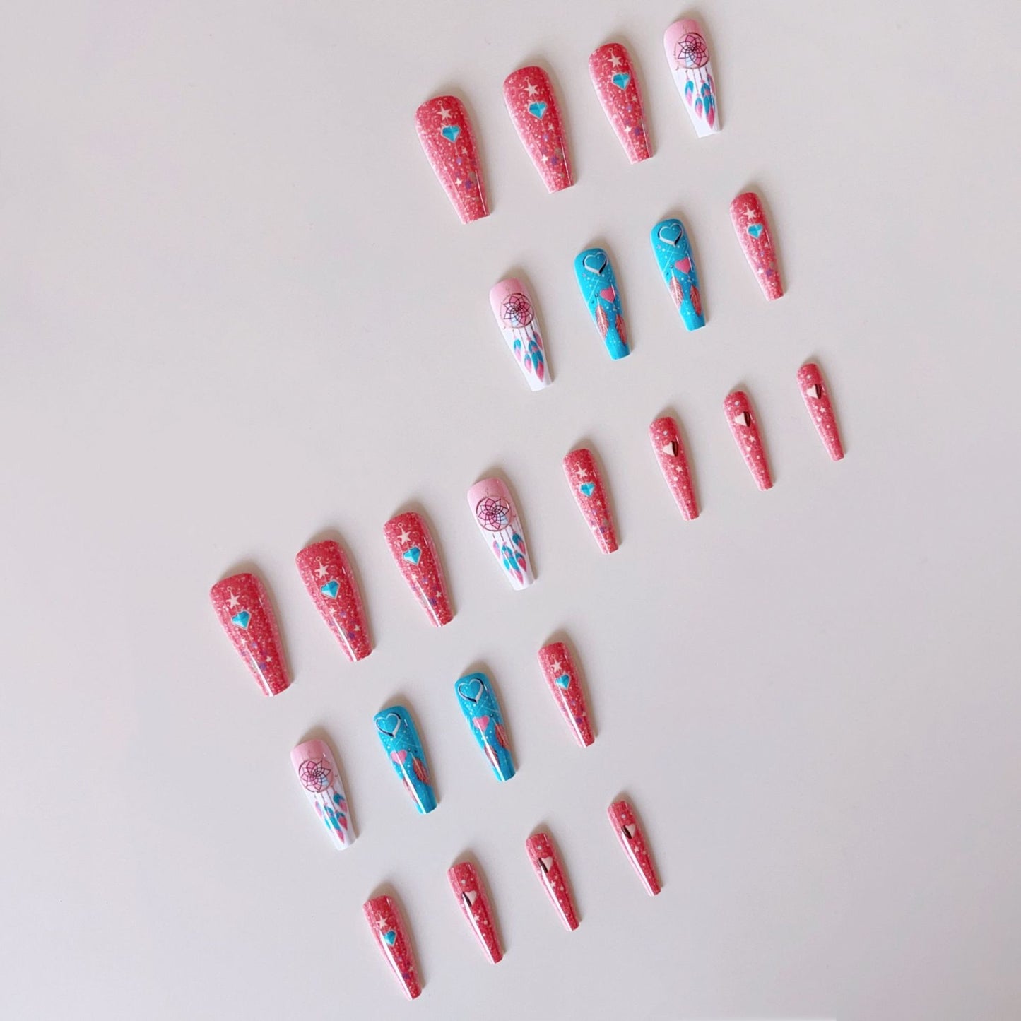 Kunstnagelset mit traumhaften 3D-Motiven und Glitzerakzenten Brehn