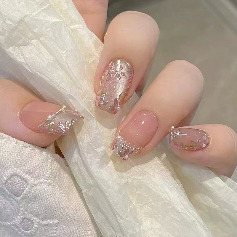 Kunstnagel Set mit floralen Akzenten Brehn