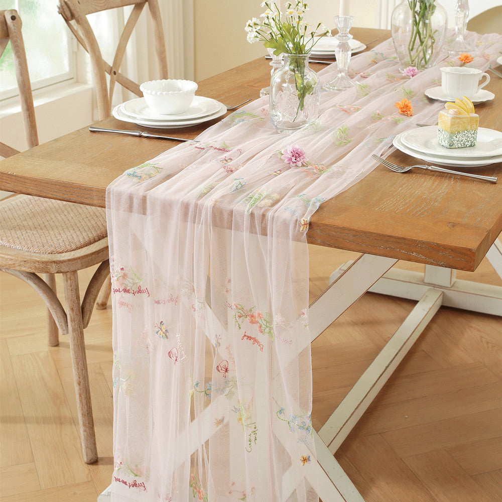 Bestickter Organza Tischläufer