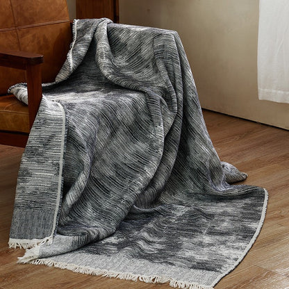 Große kuschelige Wohndecke aus Baumwollmischgewebe mit geometrischem Jacquardmuster und Fransensaum