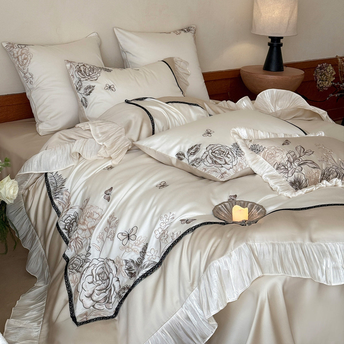 Seidiger Satin Floral Bestickte Rüschengestell Bettbezug Ensemble mit Plissierter Bettrock