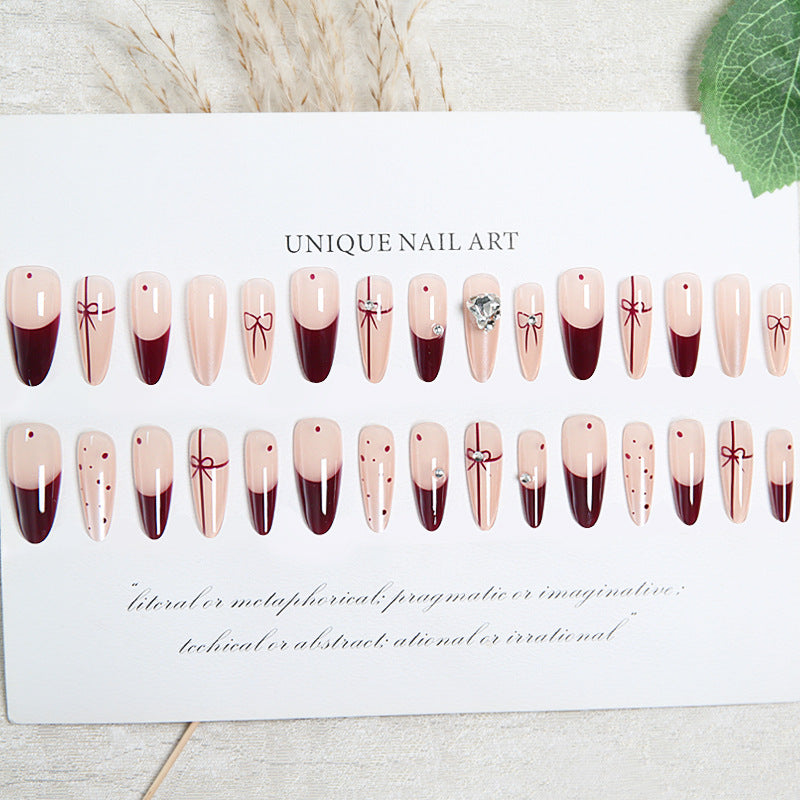 Kunstnagelset mit eleganten Schleifen- und Glitzer-Details Brehn