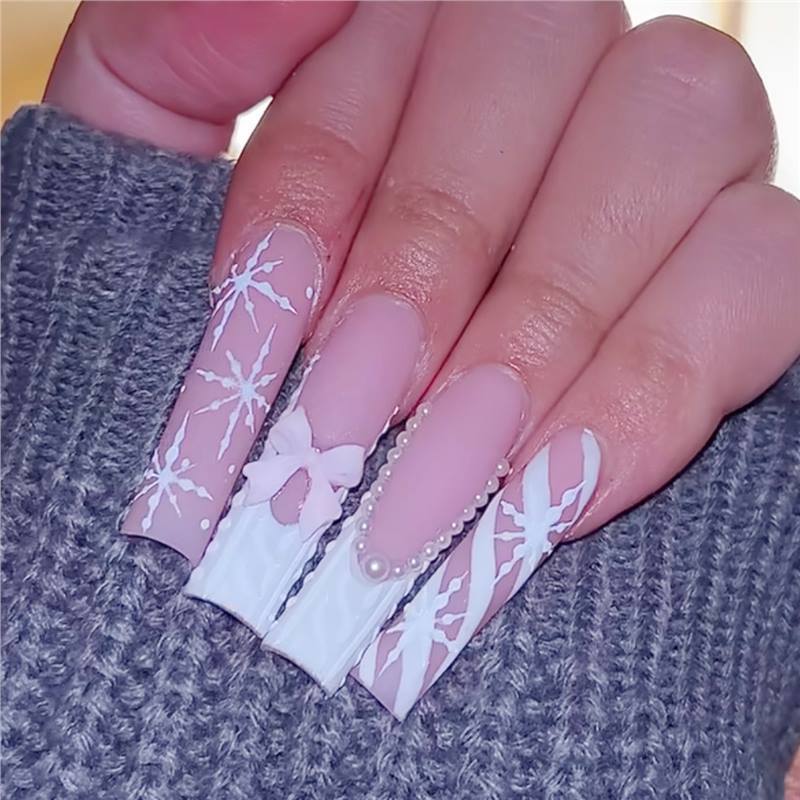 Dekorative Presse-Nagelkunst mit Perlen- und Schleifenakzenten Brehn