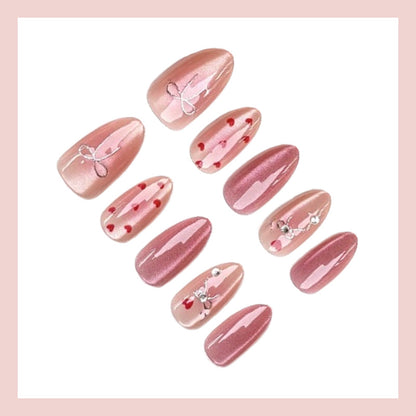 Kunstnagelset mit romantischen Herzen und eleganten Schleifen Brehn