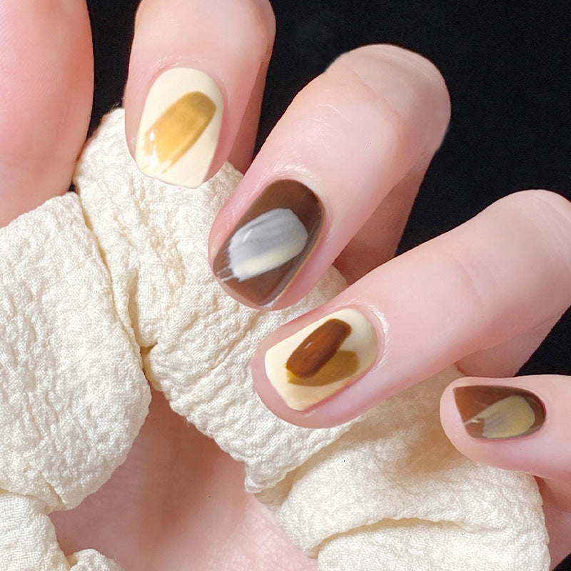 Kunstvolle Nagelkunst im eleganten Farbenspiel Brehn