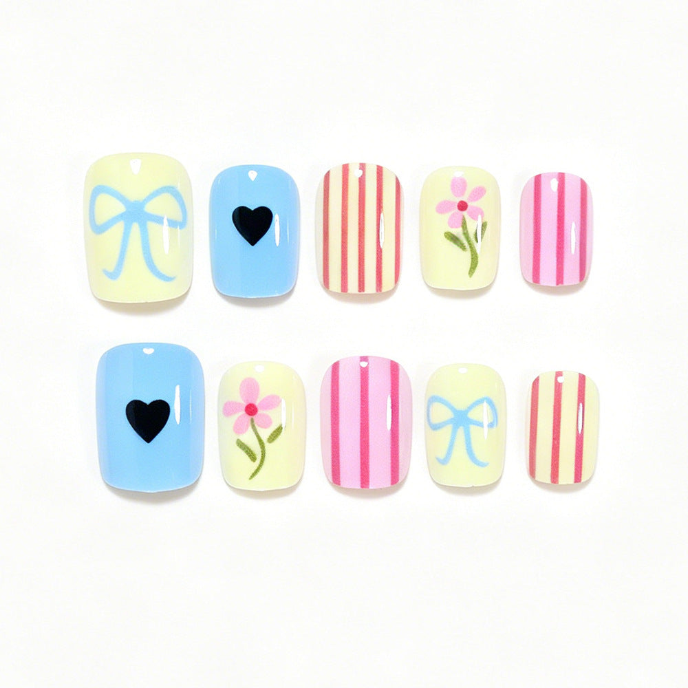 Dekoratives Nagelkunst-Set mit floralen Motiven Brehn