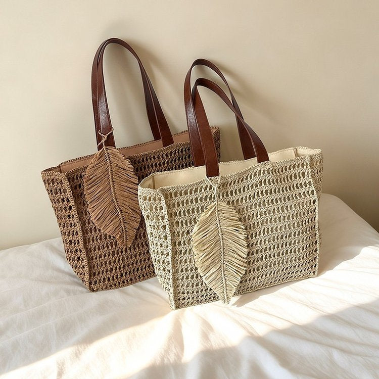Handtasche Aus Handgewebtem Naturmaterial mit Dekorativem Blattform-Design Brehn