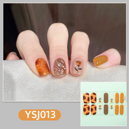 Kunstvolle Nagelverzierung mit Glitzerdetails Brehn