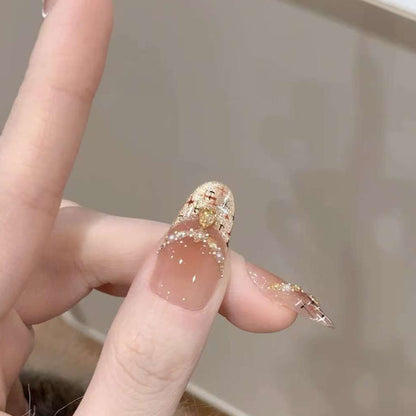 Kunstnägel mit Glamourösen Goldakzenten Brehn