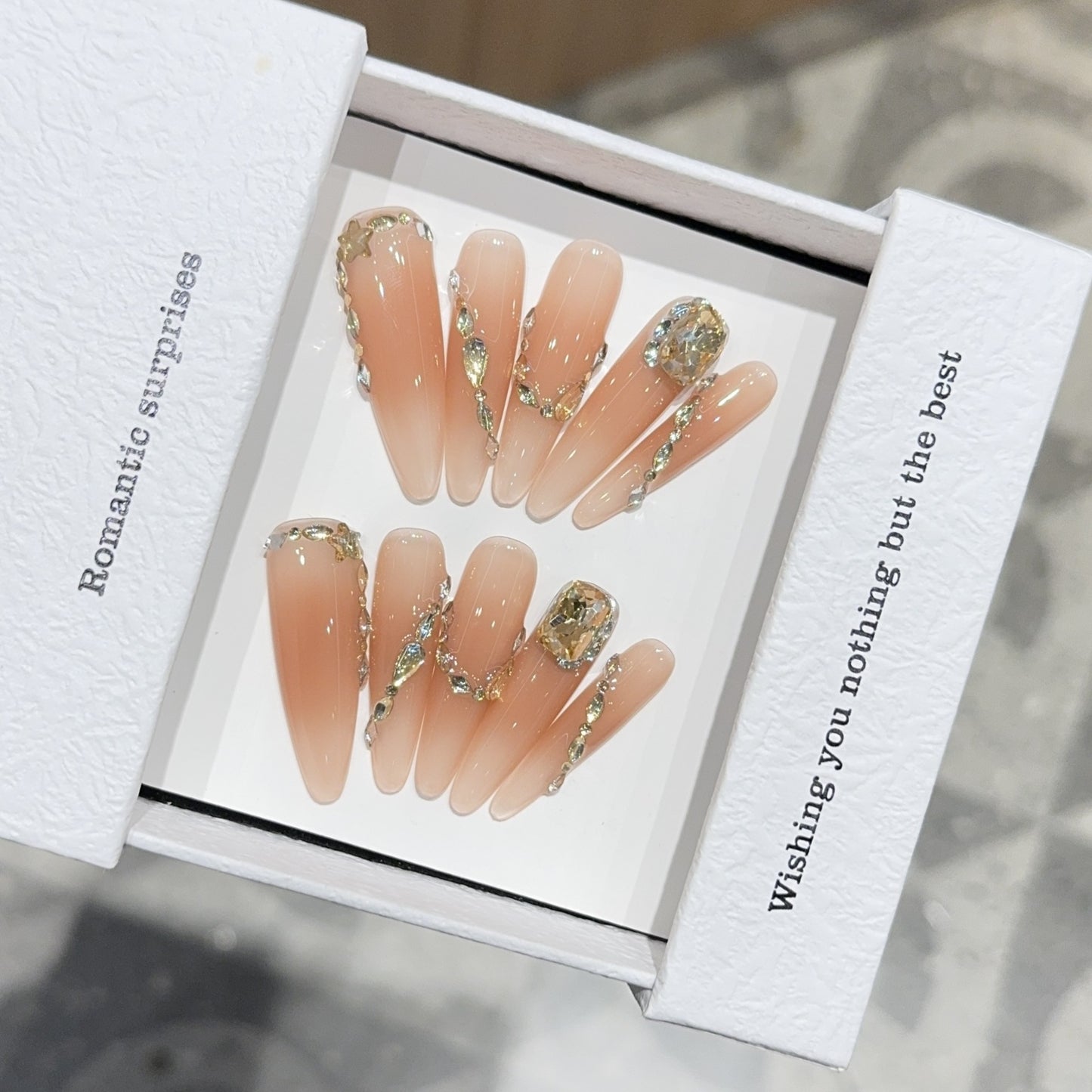 Kunstnägel mit Romantischem Glamour-Design Brehn