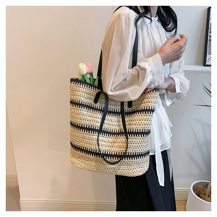 Handgefertigte Strandtasche mit Auffälligen Ledergriffen Brehn