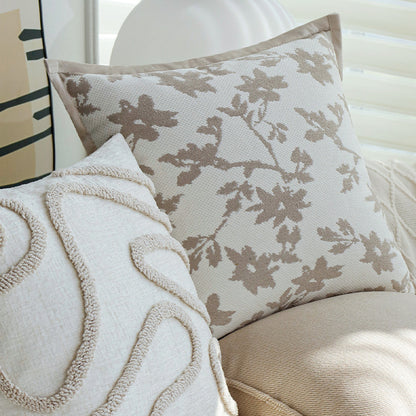 Dekorativer Zierkissenbezug mit floraler Jacquard-Struktur und Samt-Borte Brehn