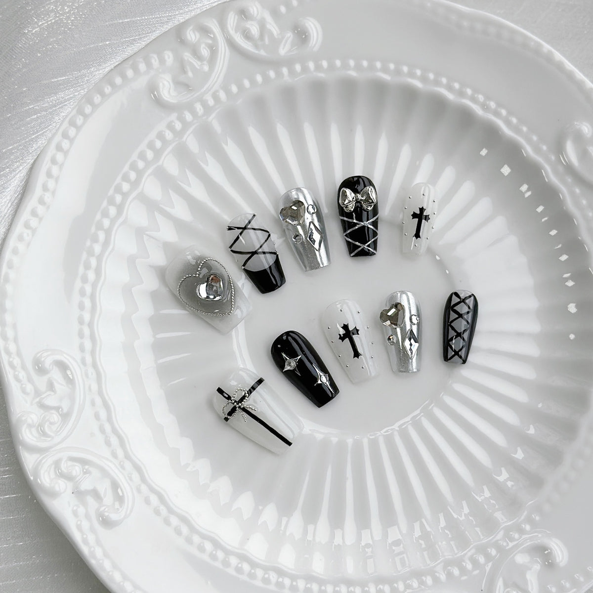 Künstlerisches Press-On-Nagelset mit einzigartigem gotischem und dekorativem Design