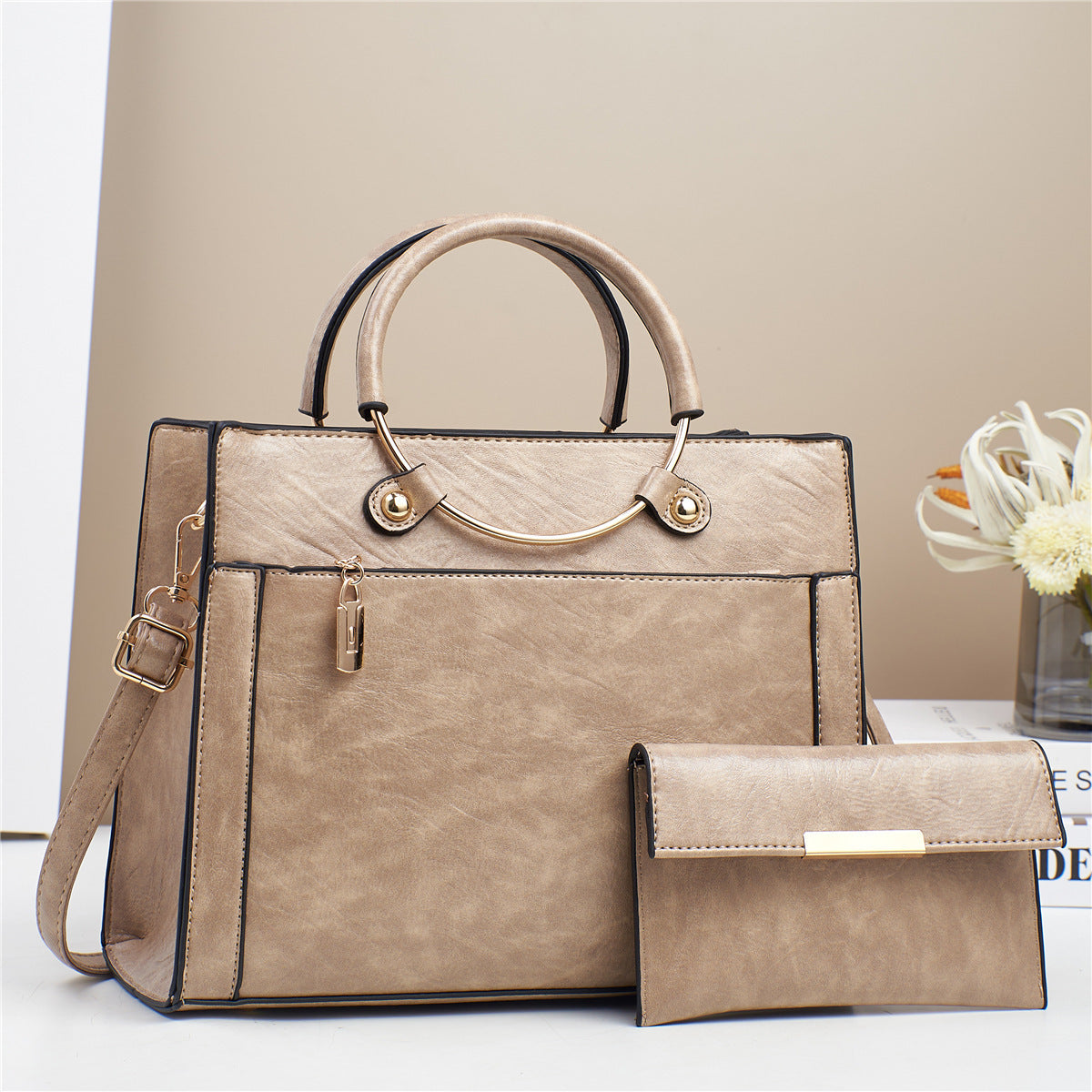Elegante Handtasche mit Abnehmbaren Schulterriemen und Passendem Geldbeutel Brehn