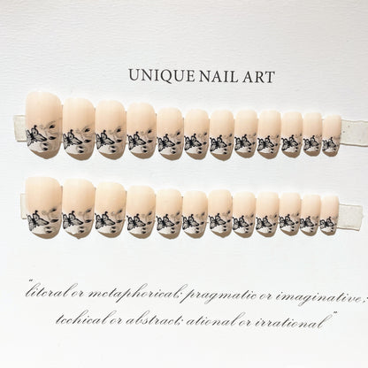 Künstlerisches Press-On-Nagel-Set mit Schmetterlingsdesigns