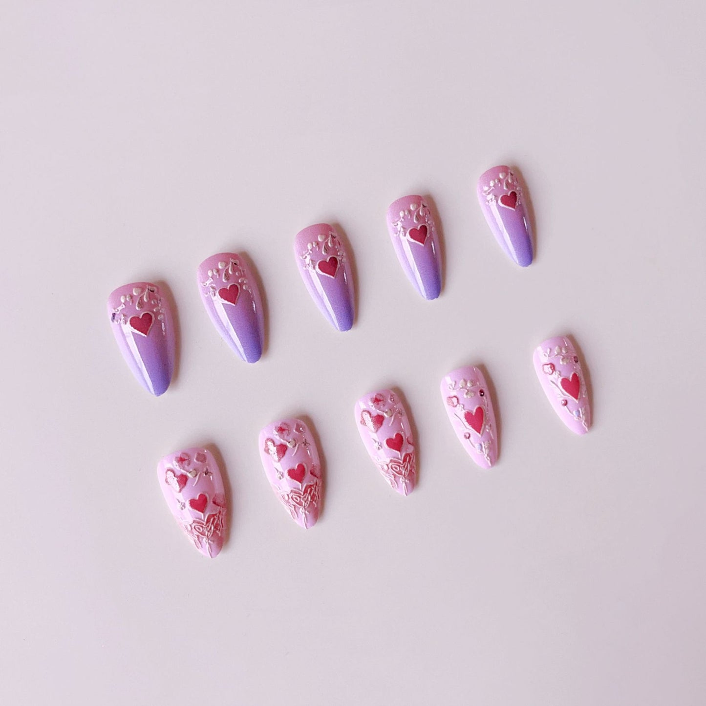 Kunstnagelset mit romantischen Herz- und Floralverzierungen Brehn