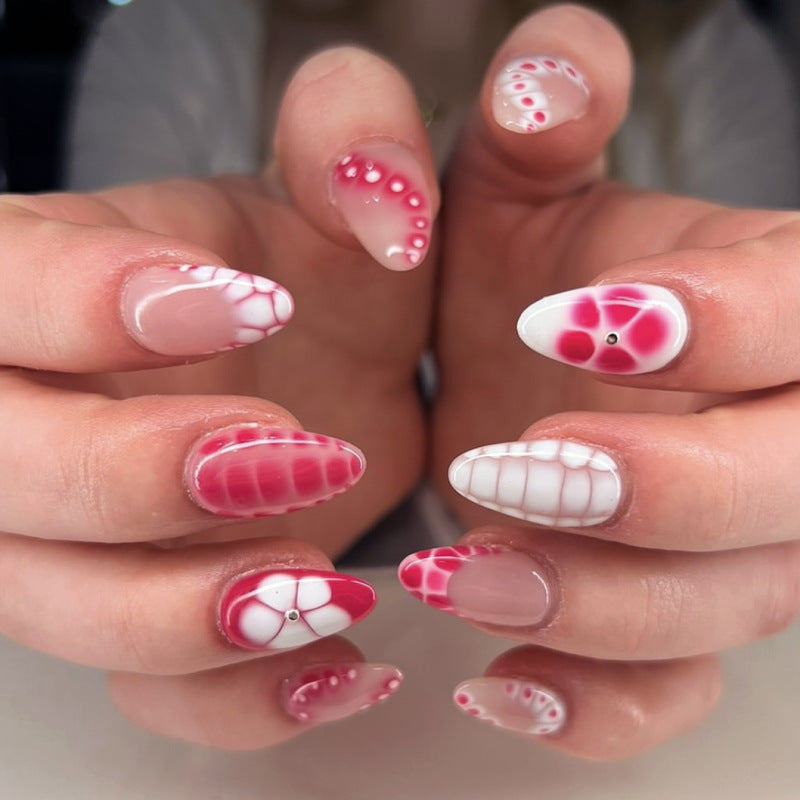 Kunstvoll gestaltete Nagelverlängerungen im modernen Design Brehn