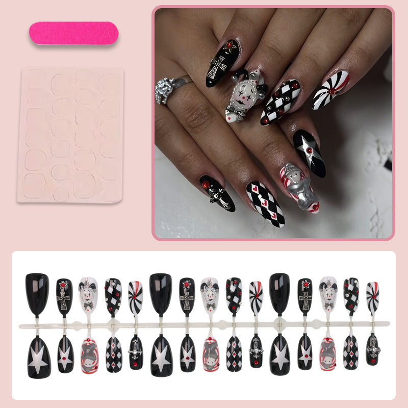 Kunstnagelset mit kreativen Halloween-Motiven und eleganten Akzenten Brehn