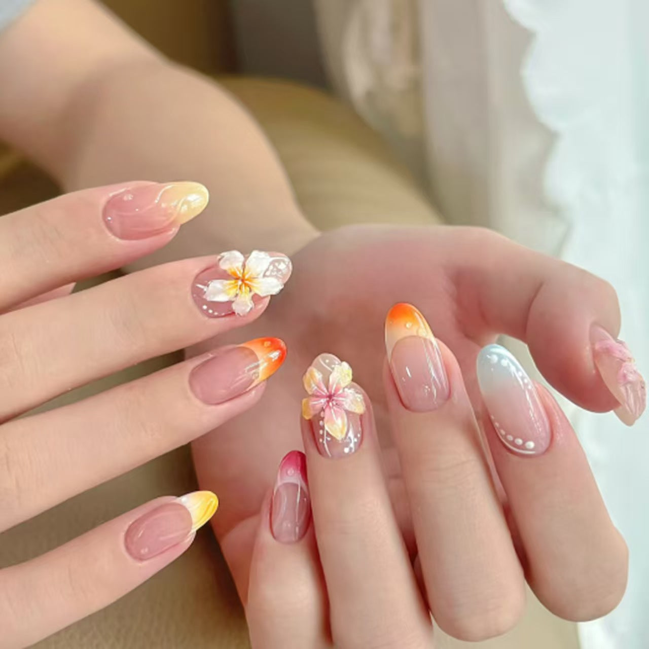 Künstlerisches Press-On-Nagelset mit floralen und Ombré-Designs Brehn