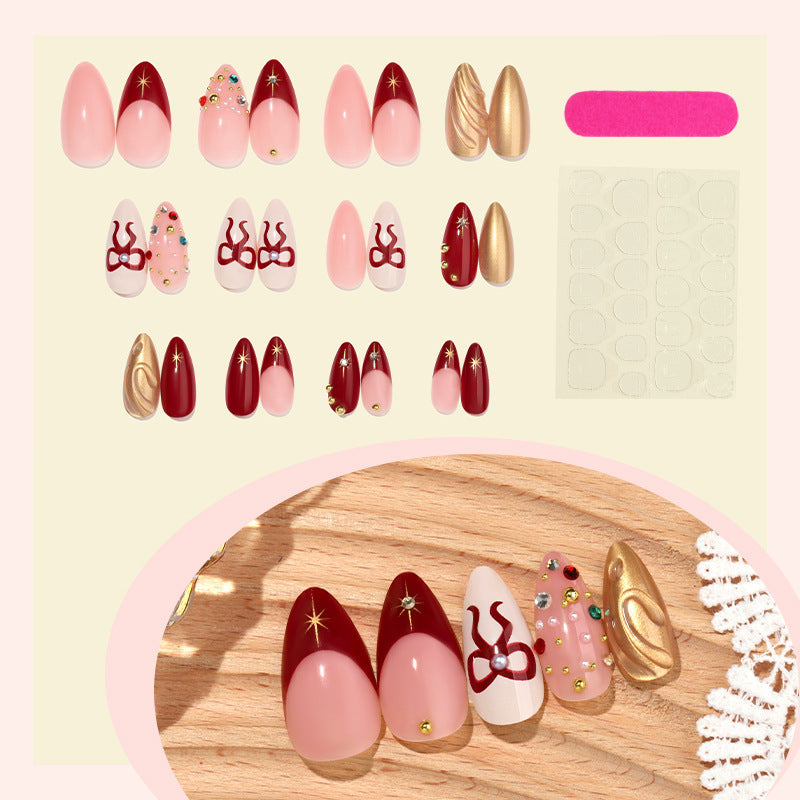 Kreatives Kunstnagelset mit stilvollen Details Brehn