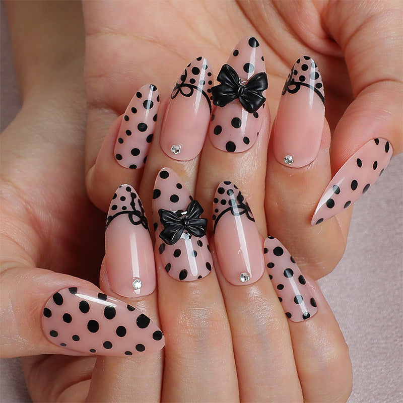 Kreatives Kunstnagelset mit eleganten Punkten und Schleifenverzierungen Brehn
