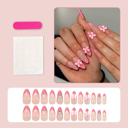 Kunstnagelset mit verspielten Blumendekoren und eleganten Glitzerakzenten Brehn