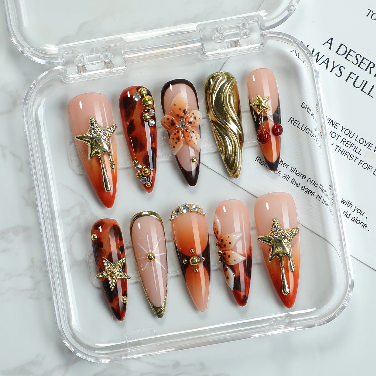 Kunstnagelset mit eleganten Verzierungen Brehn