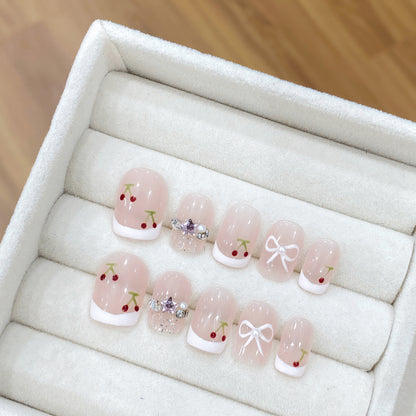Dekorative Press-On-Nagelkunst mit floralen und Schleifenakzenten