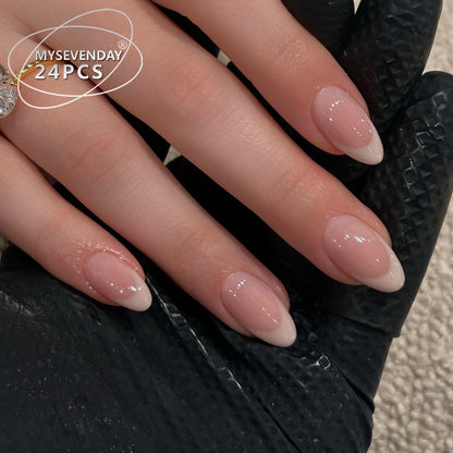Glänzende French Tip Press-On Nägel mit elegantem Mandelprofil Brehn