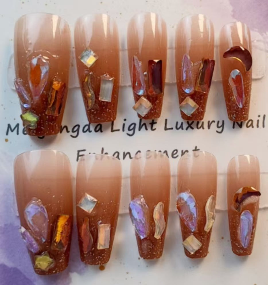 Kunstvolle Nagelkunst mit Schmetterlings- und Perlendetails Brehn