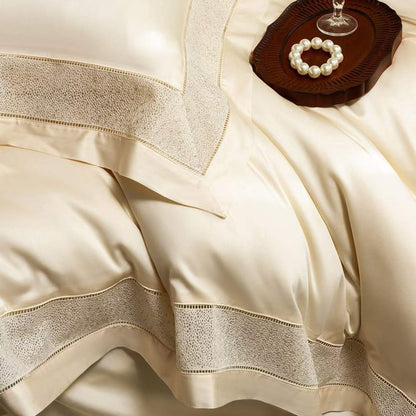 Luxuriöses Satin-Bettwäsche-Set mit spitzenbesticktem Rand und gesteppten Kissenbezügen