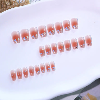 Kunstvolle Nagelkunst mit verspielten Akzenten Brehn