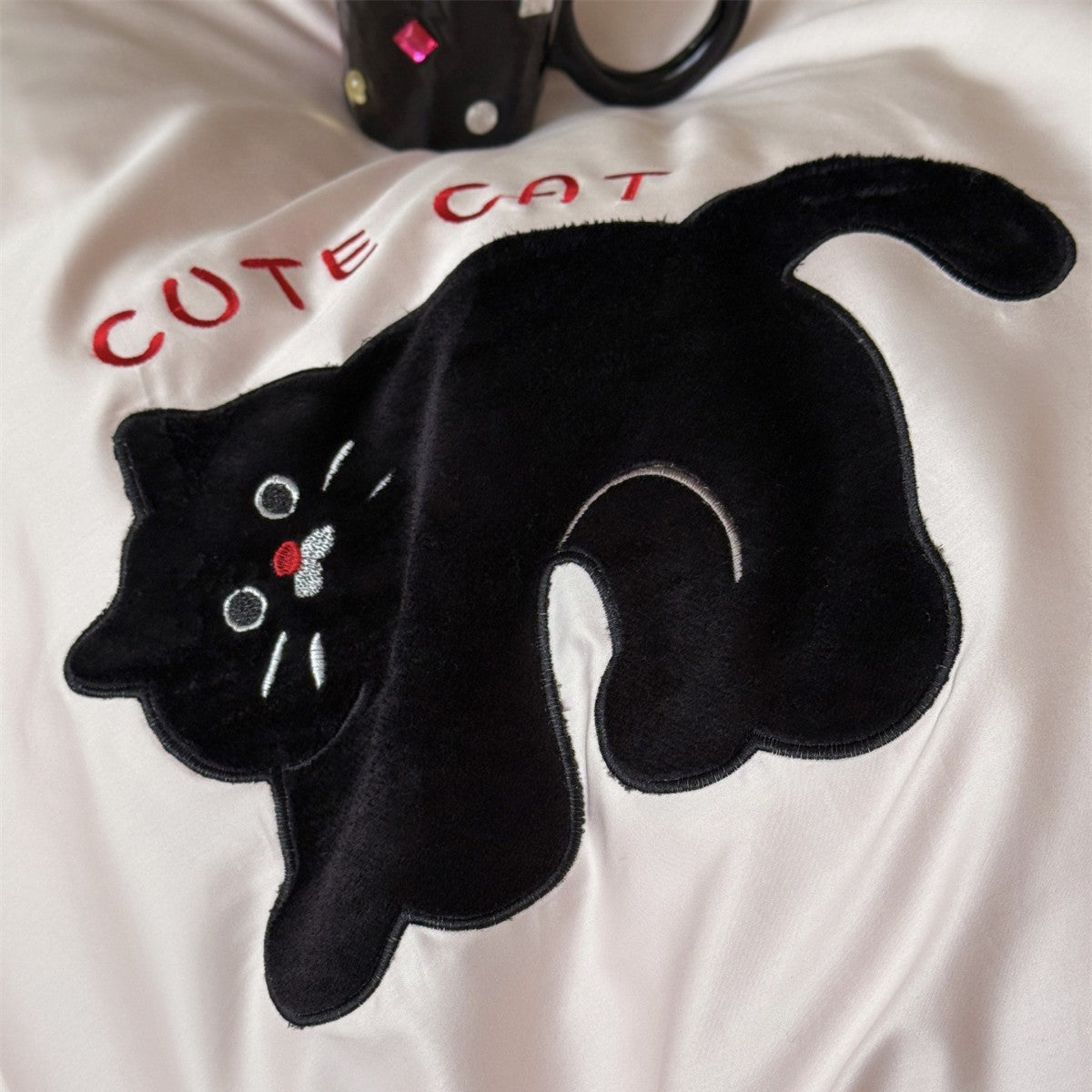 Baumwollsatin Bettbezug und Kissenbezug Set mit gestickten verspielten Katzen- und Kirschmotiven