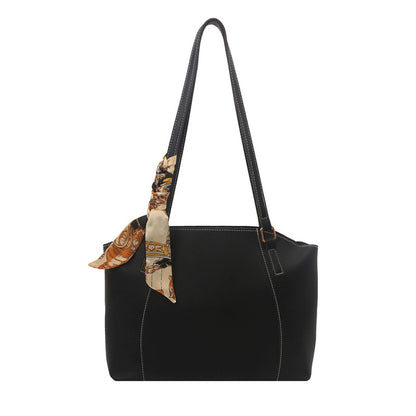 Stylische Tote-Handtasche mit dekorativem Schal